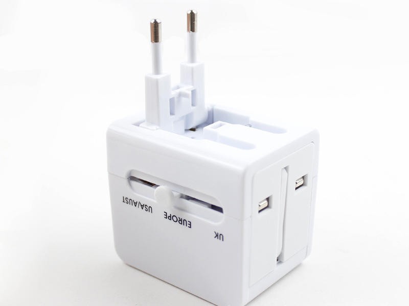 UNIVIAJEPD — ALL IN ONE: Includes the four most common global plug configurations and two ports.